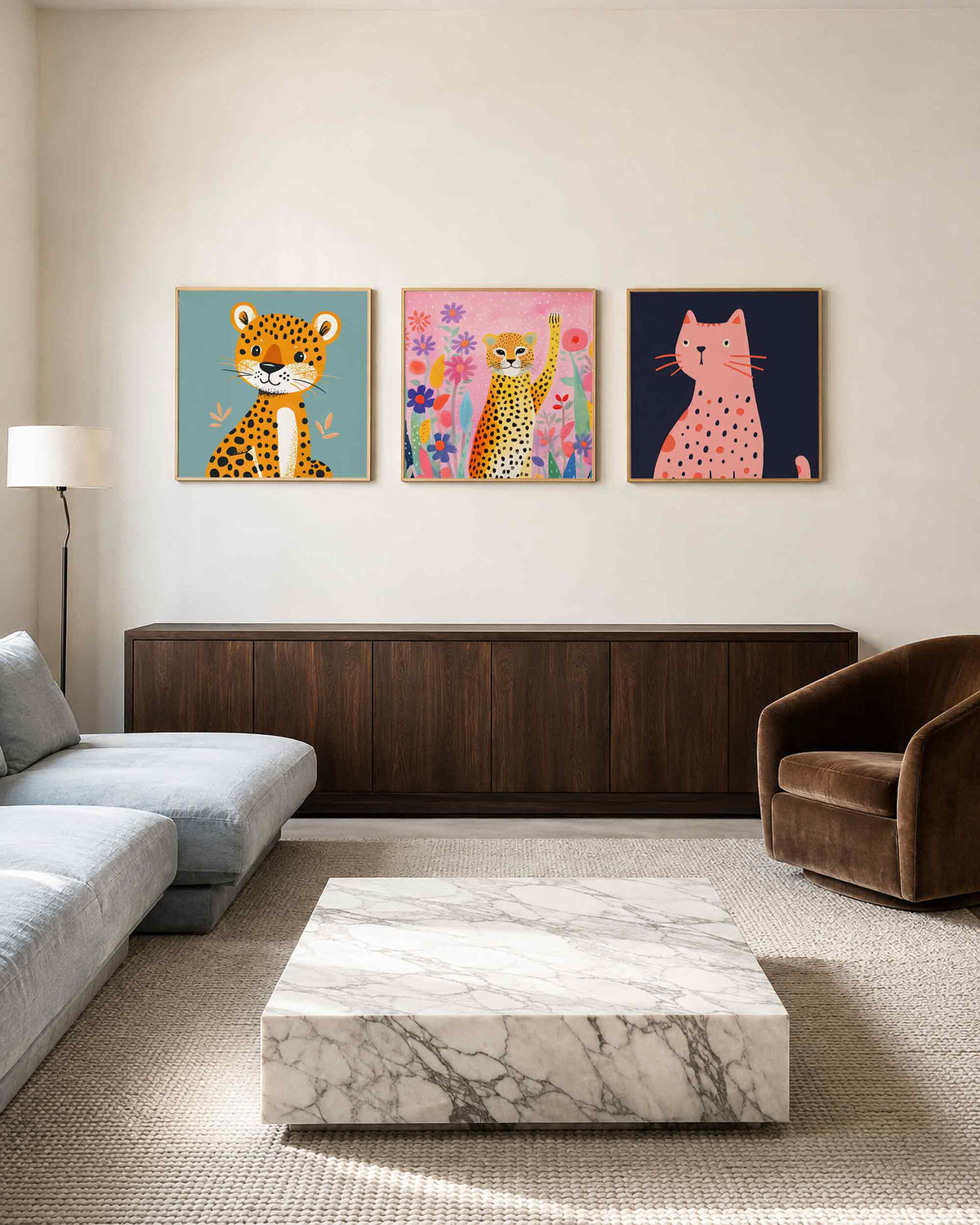 Interieurpresentatie van een driedelige vierkante posterset met grote katten