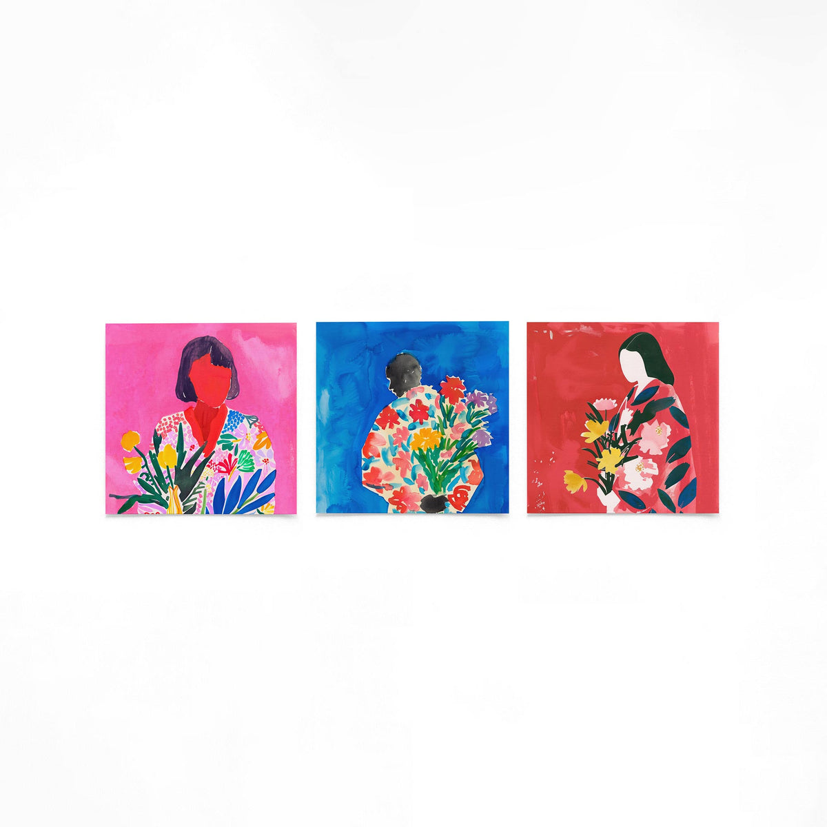 Drie vierkante posters met vrouwen met bloemen op een gebroken witte achtergrond