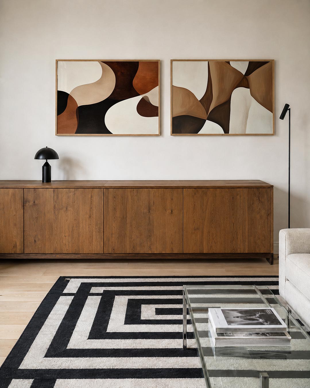 Tweedelige posterset met vloeiende lijnen en zachte kleurvlakken in bruin, beige en wit, getoond in een interieur