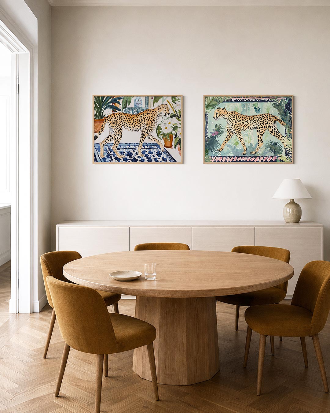 Interieurpresentatie van twee posters met een sierlijke cheetah loopt over een blauw-wit patroon