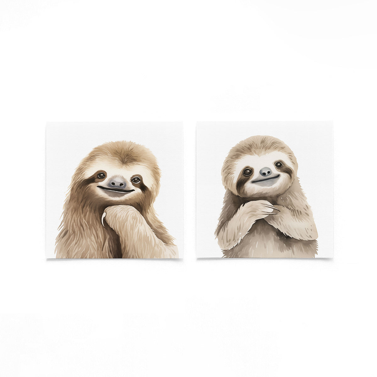 Twee vierkante posters met luiaardportretten op een gebroken witte achtergrond