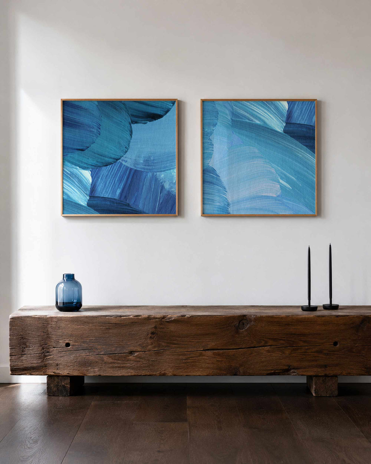 Interieurpresentatie van een tweedelige vierkante posterset met blauwe penseelstreken
