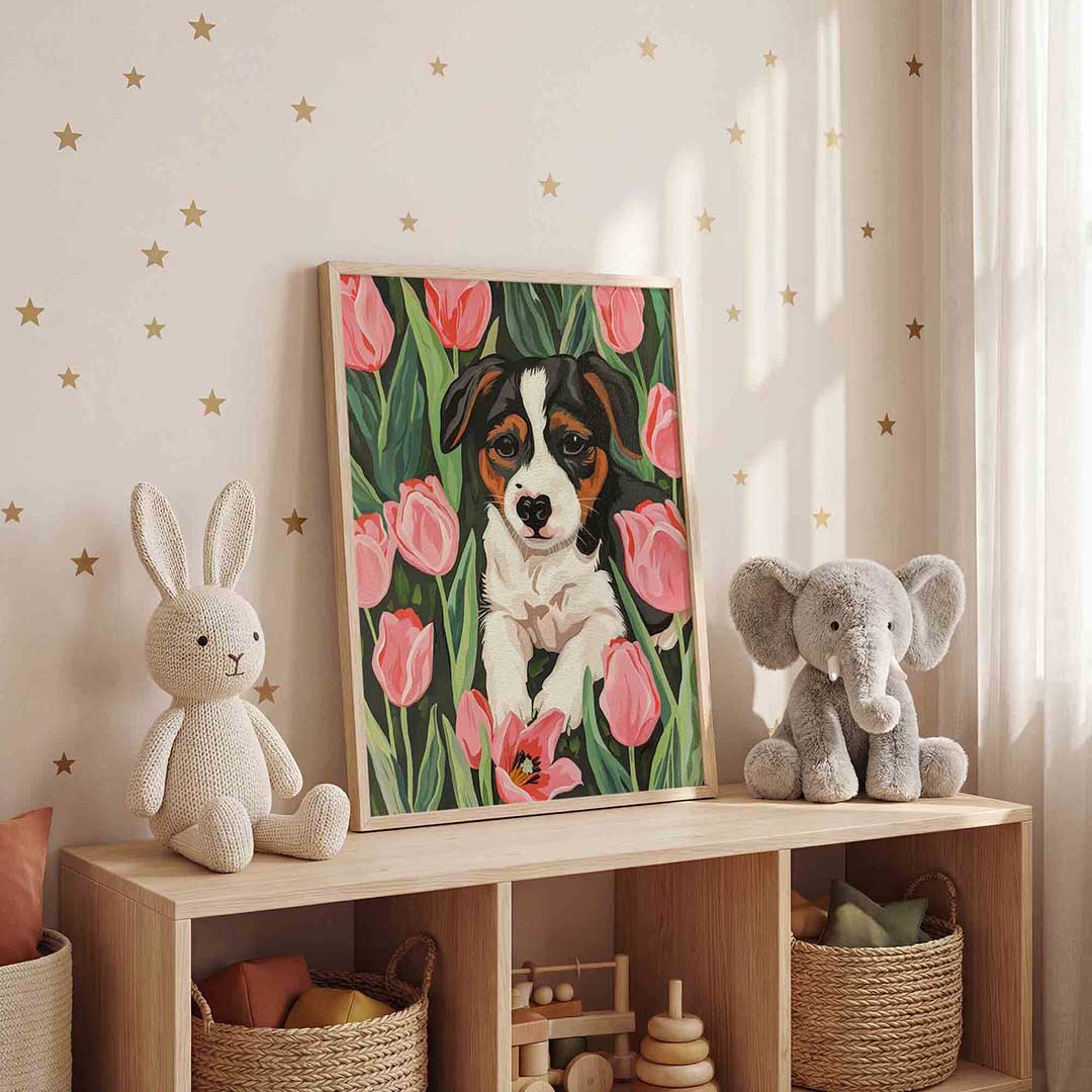 Hond tussen tulpen Poster