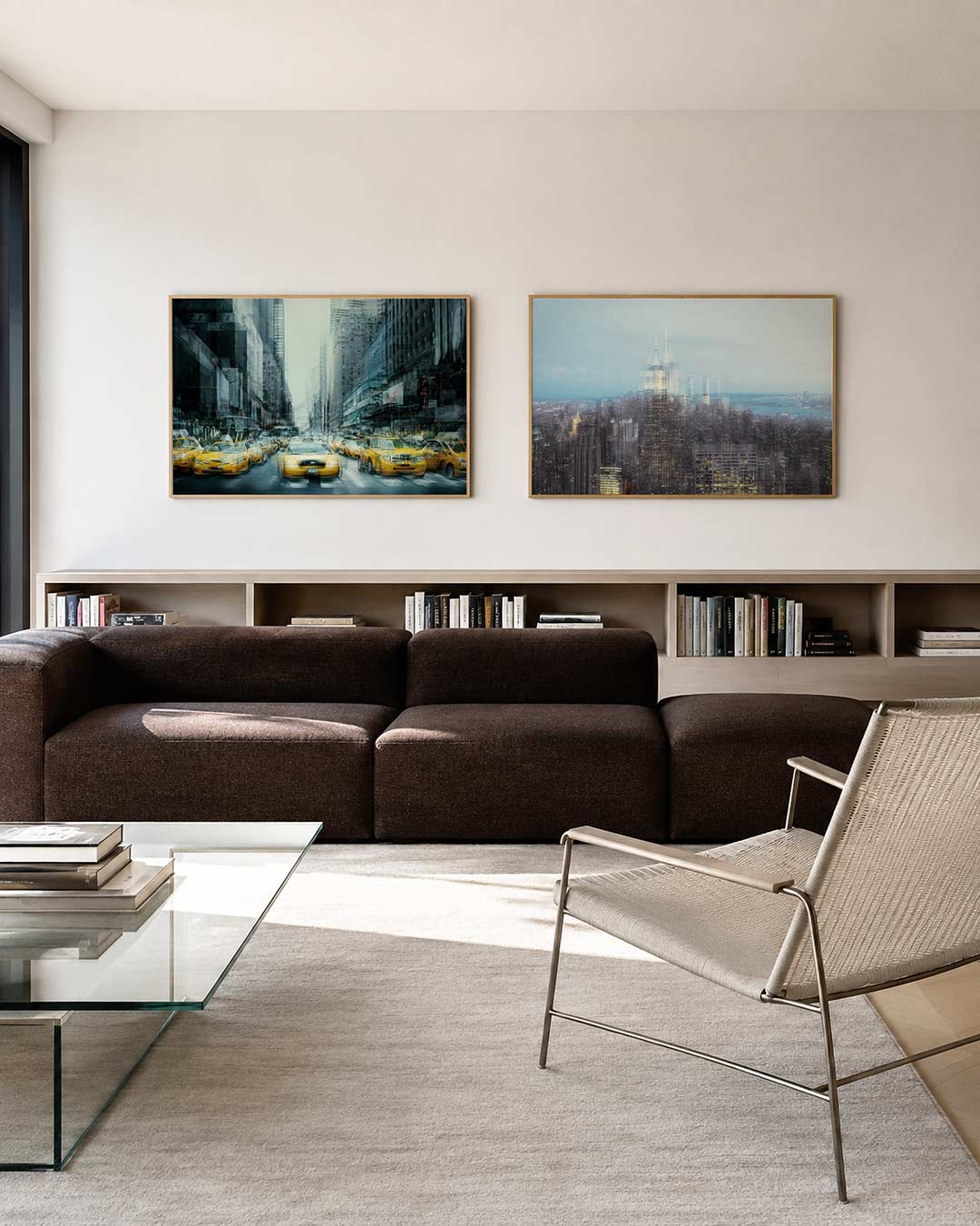 Interieur met liggend fotografisch tweeluik stad in dubbel licht – Gerald Emming