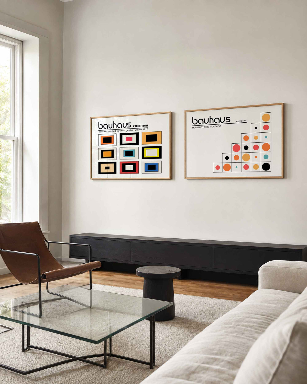 Interieurmockup van tweedelige landscape-posterset met kleurkaders en cirkeltrap