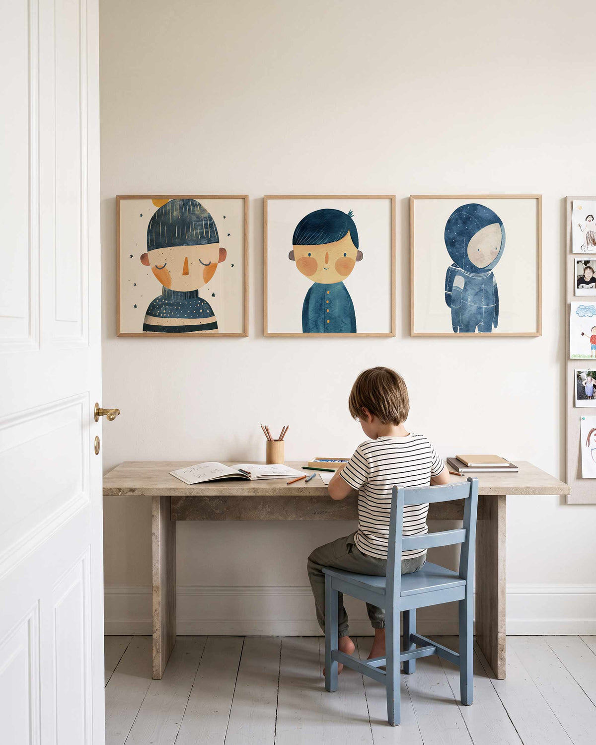 Interieurpresentatie van een driedelige vierkante posterset met ruimtefiguren