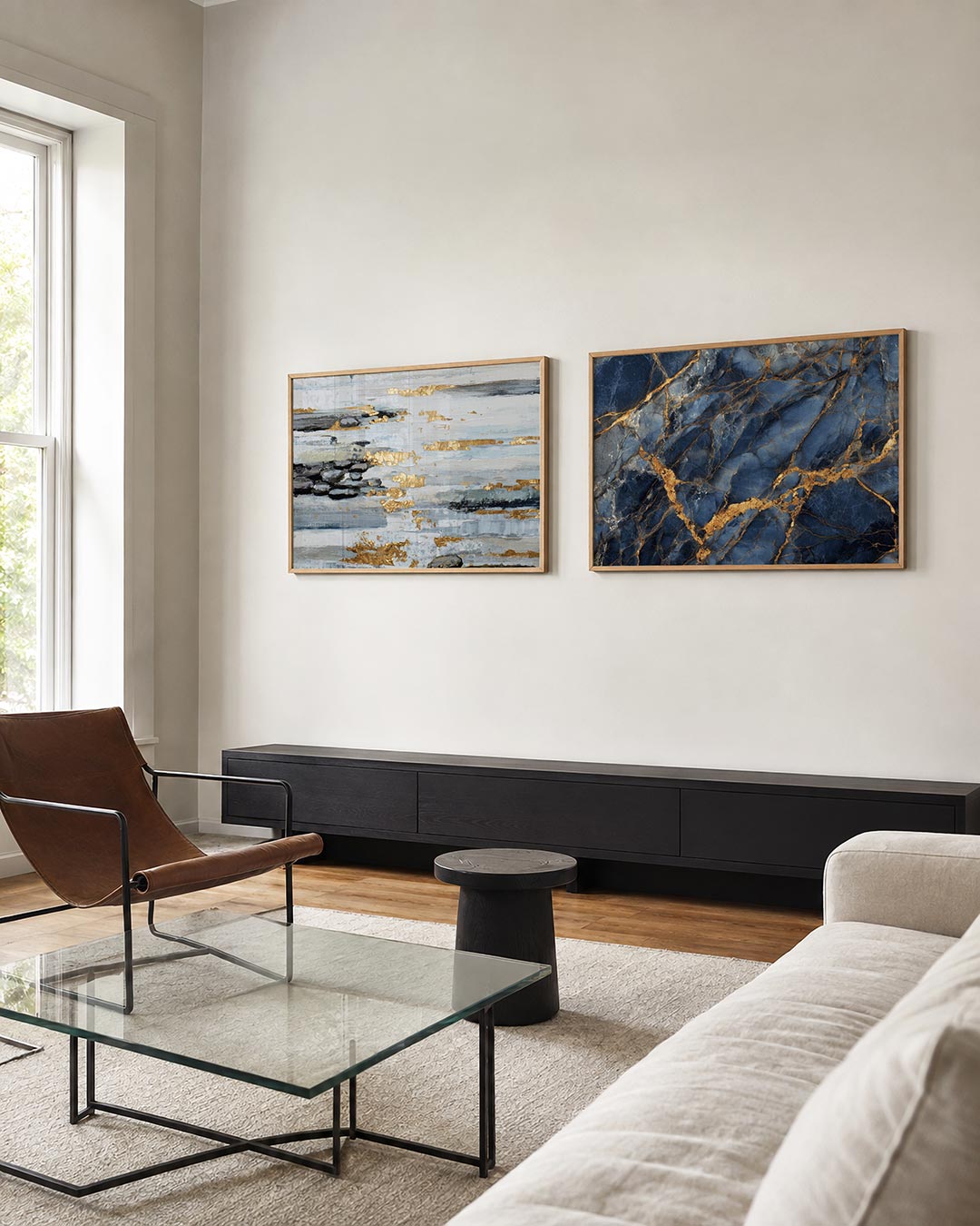 Twee liggende posters met een spel van horizontale lijnen in zachte grijstinten, aan de muur in een interieur