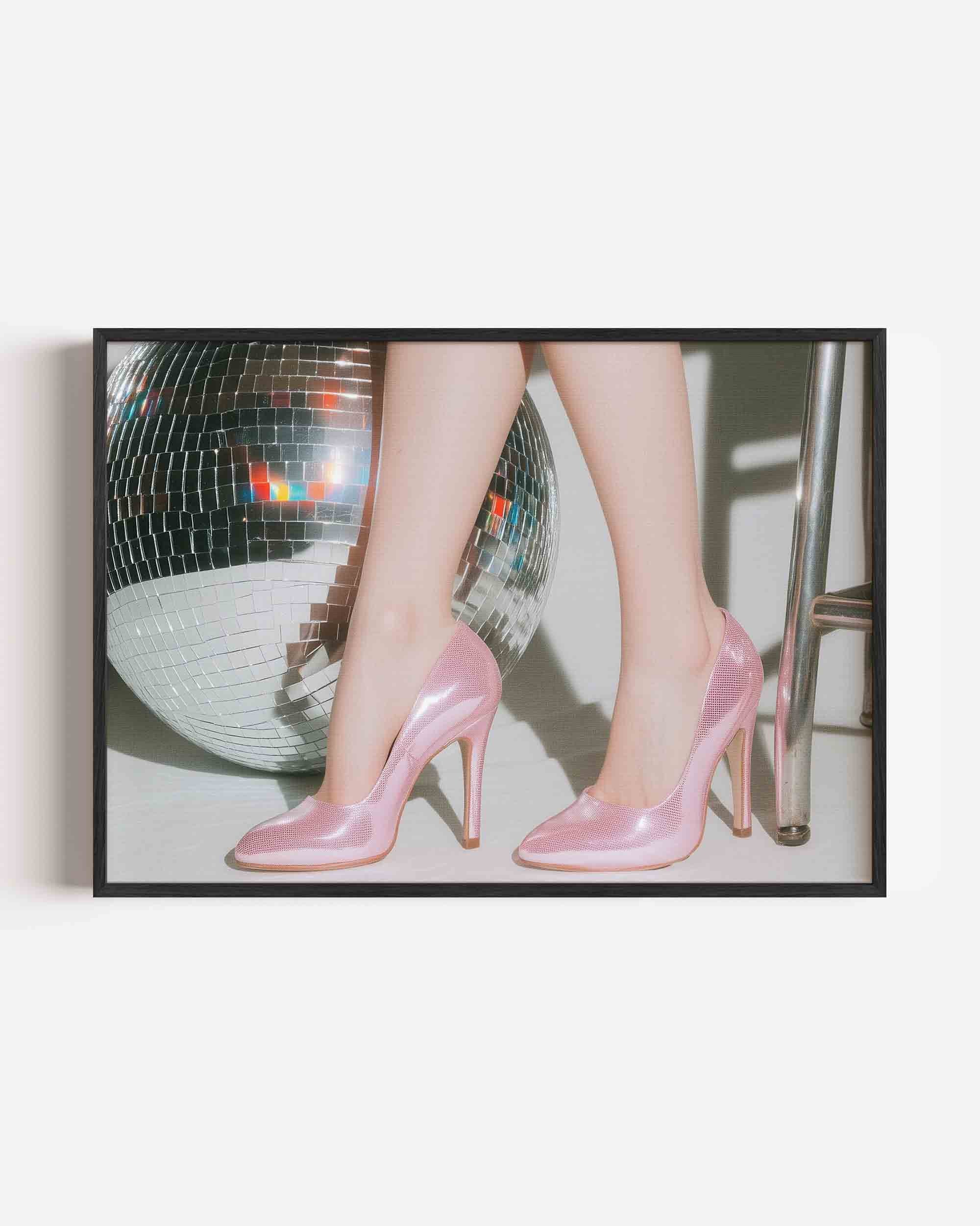 Roze schoenen en discobal Poster