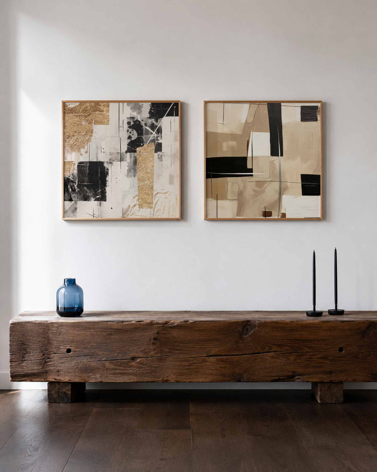 Interieurpresentatie van een tweedelige vierkante posterset met zwart beige abstracte