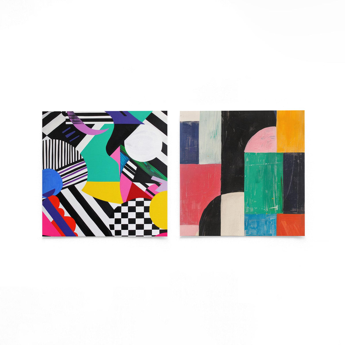 Twee vierkante posters met geometrische vormen op een gebroken witte achtergrond