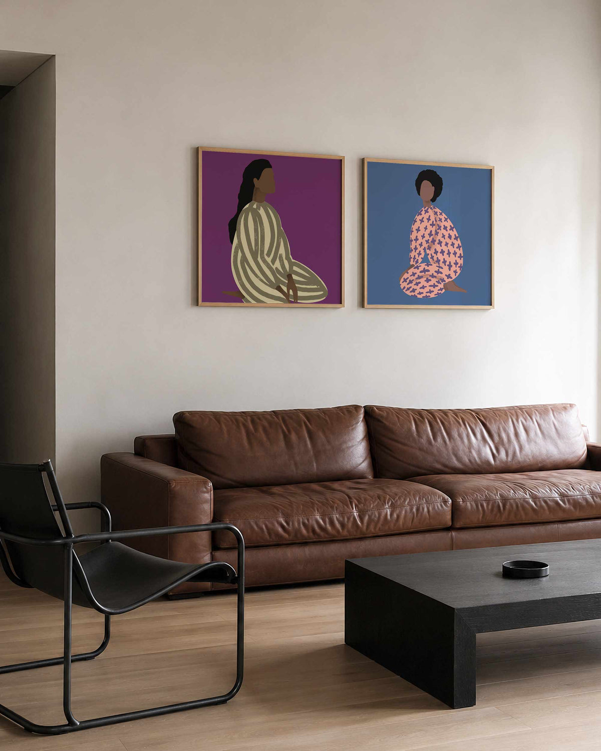 Interieurpresentatie van een tweedelige vierkante posterset met zittende vrouwen