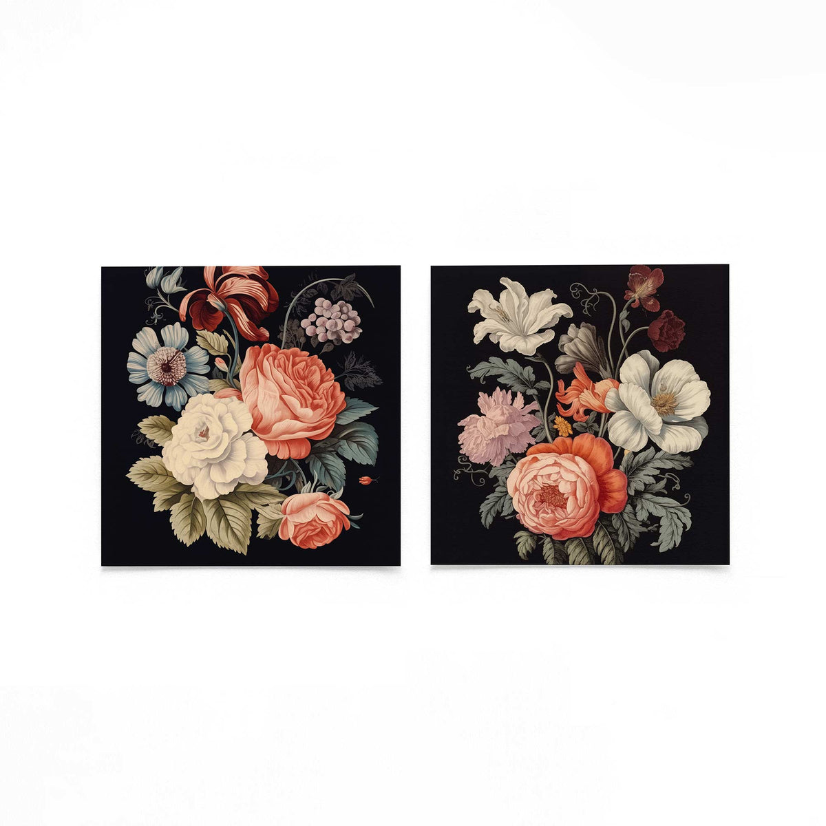 Twee vierkante posters met bloemen op zwarte achtergrond op een gebroken witte achtergrond