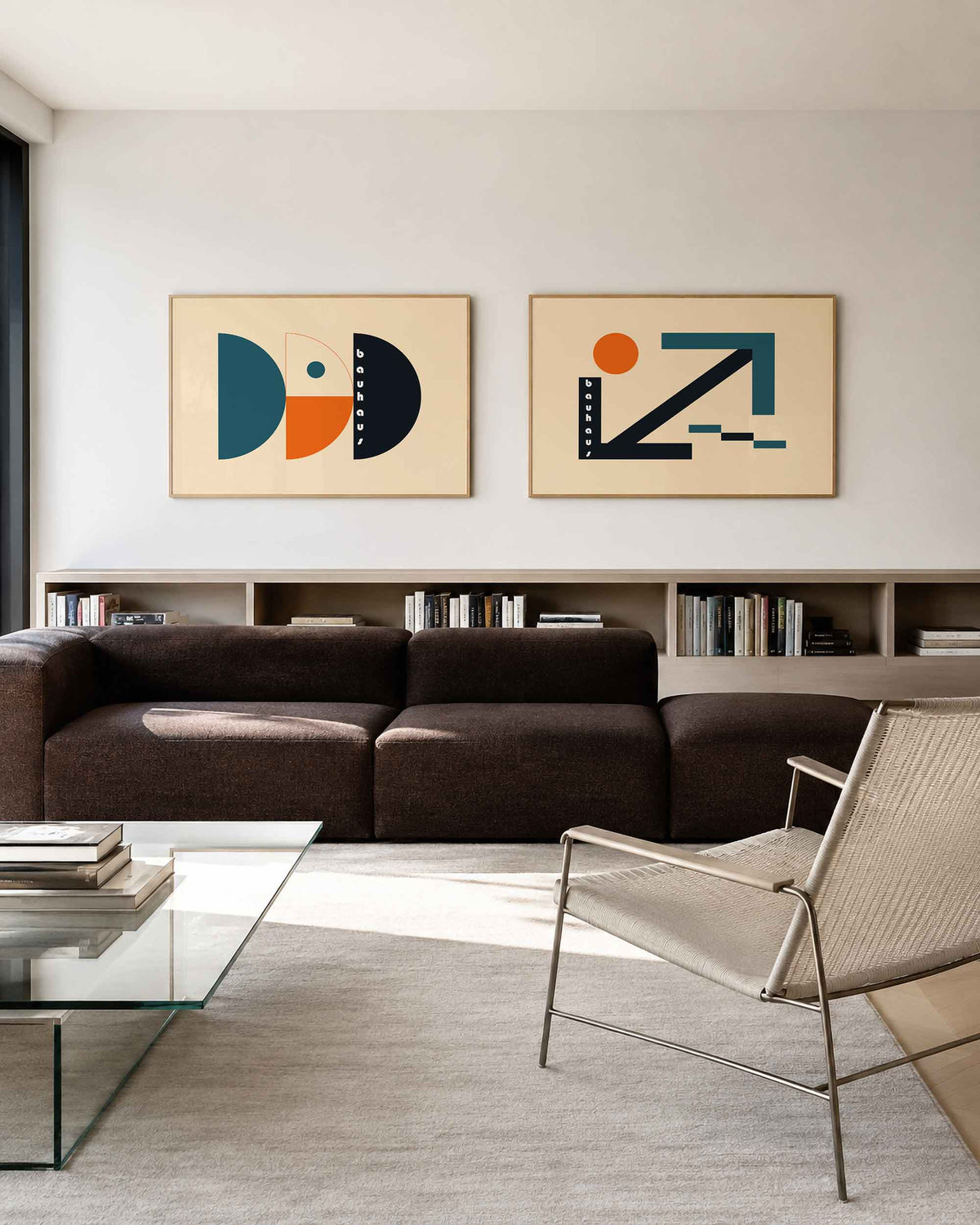Interieurmockup van tweedelige landscape-posterset met halve cirkels en diagonale baan