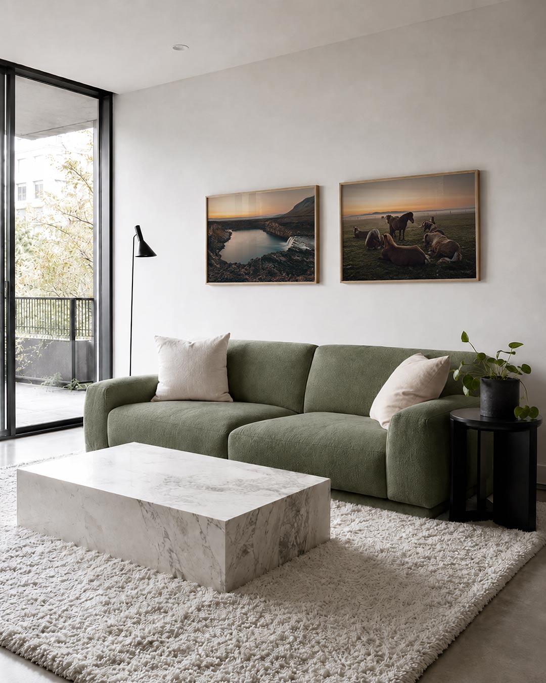 Interieur met liggend fotografisch tweeluik waterval en ochtendpaarden – Gerald Emming
