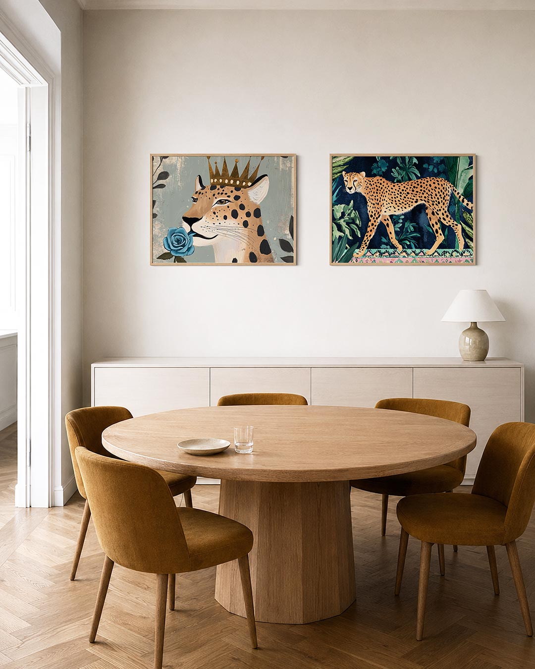 Twee liggende posters met een sierlijke luipaard met een gouden kroon en een blauwe roos, aan de muur in een interieur