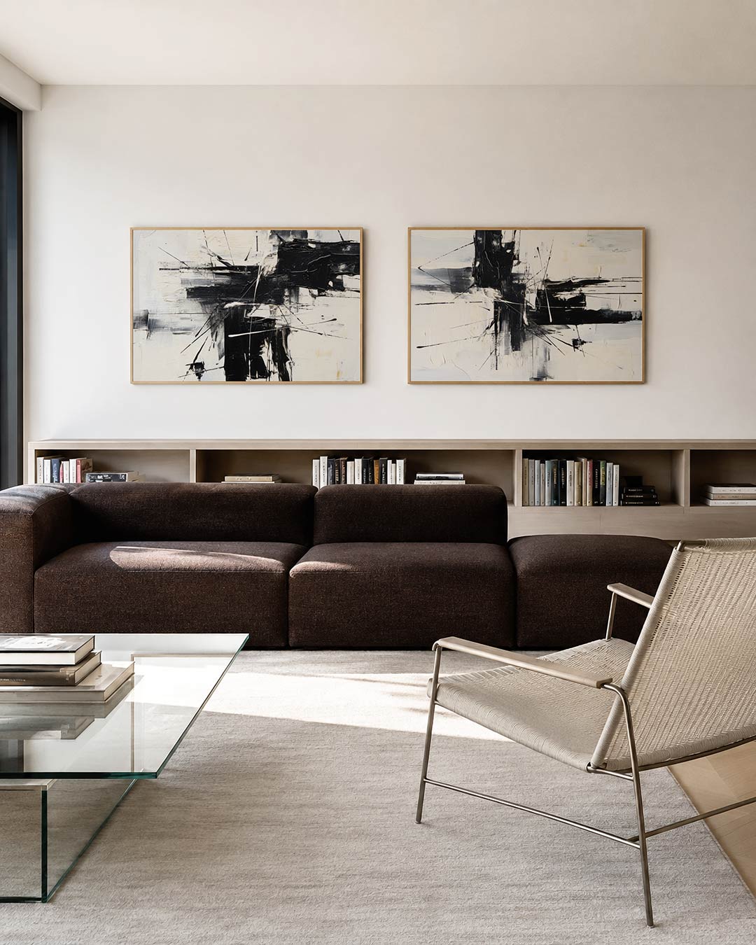 Twee liggende posters met een krachtig lijnenspel met contrasterende kleurvlakken, aan de muur in een interieur