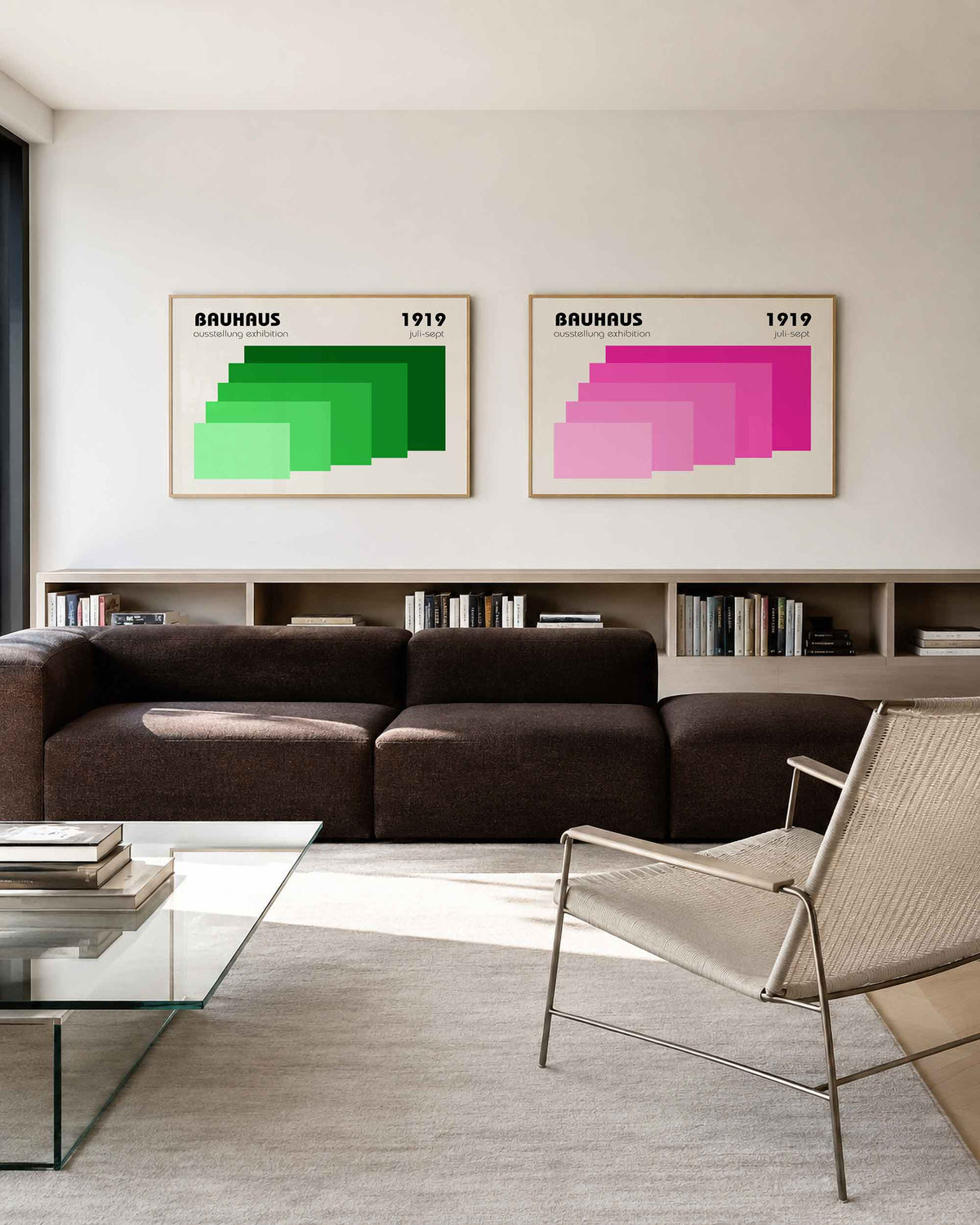 Interieurmockup van tweedelige landscape-posterset met groene en roze kleurtrappen