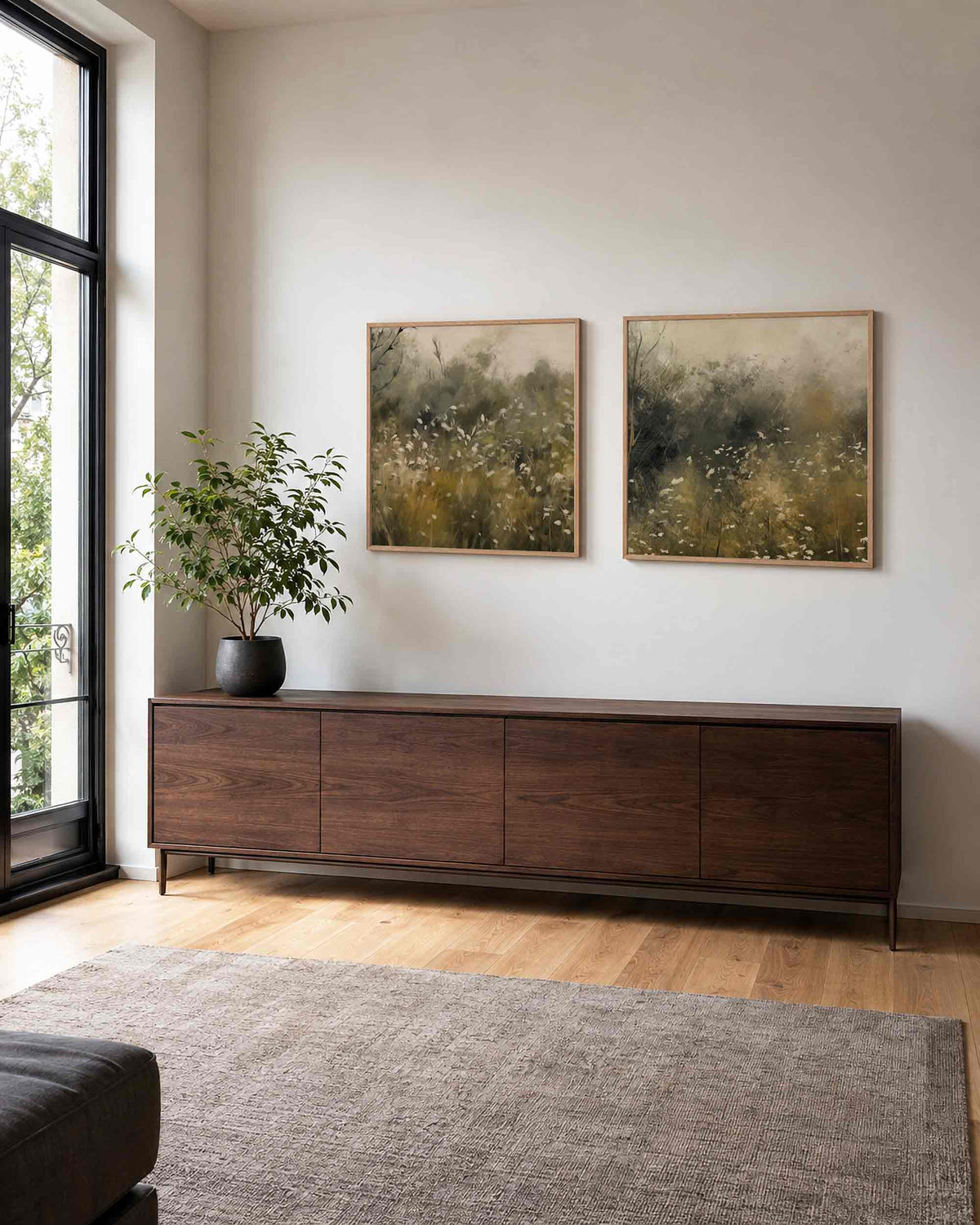 Interieurpresentatie van een tweedelige vierkante posterset met wilde bloemenweide
