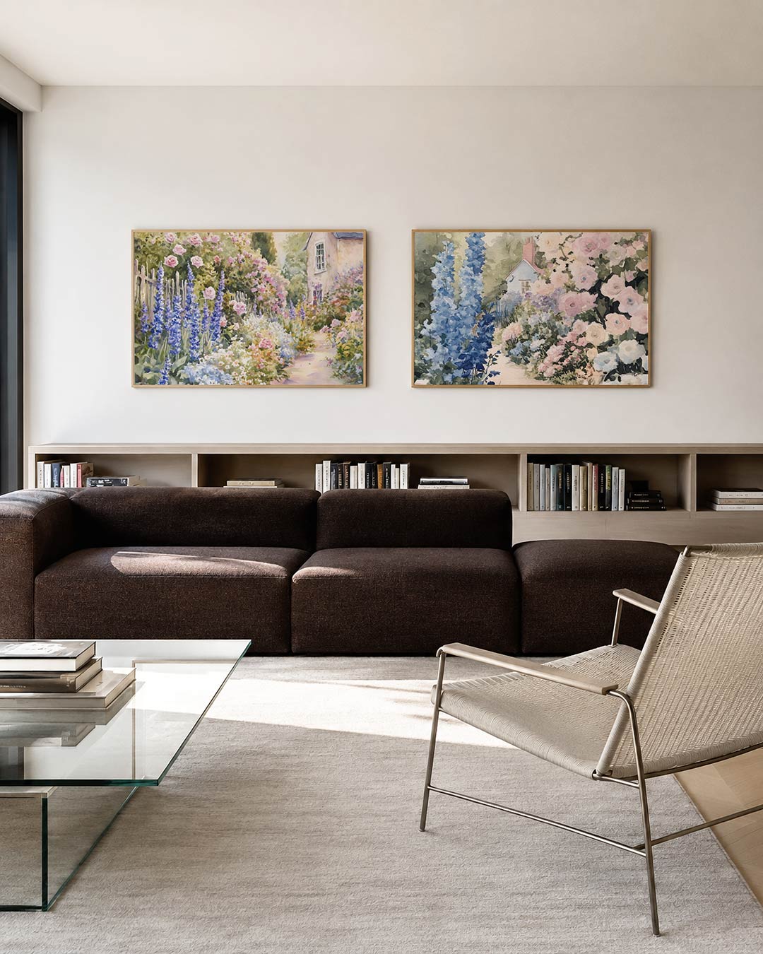 Twee liggende posters met een weelderige tuin vol kleurrijke bloemen, aan de muur in een interieur
