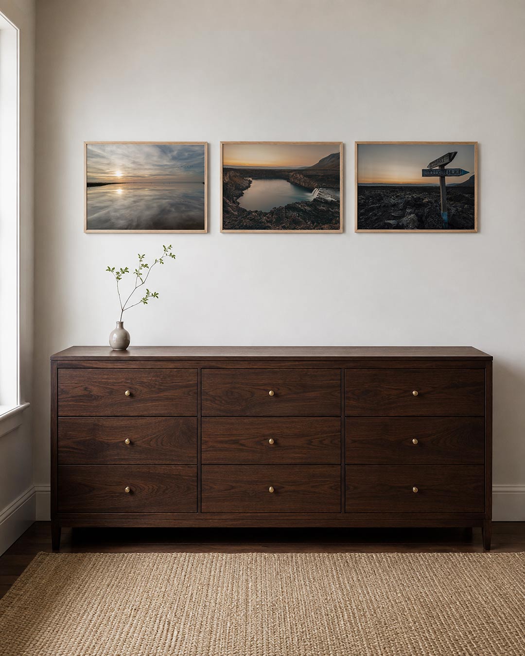 Interieur met liggend fotografisch drieluik stilte bij zonsondergang – Gerald Emming