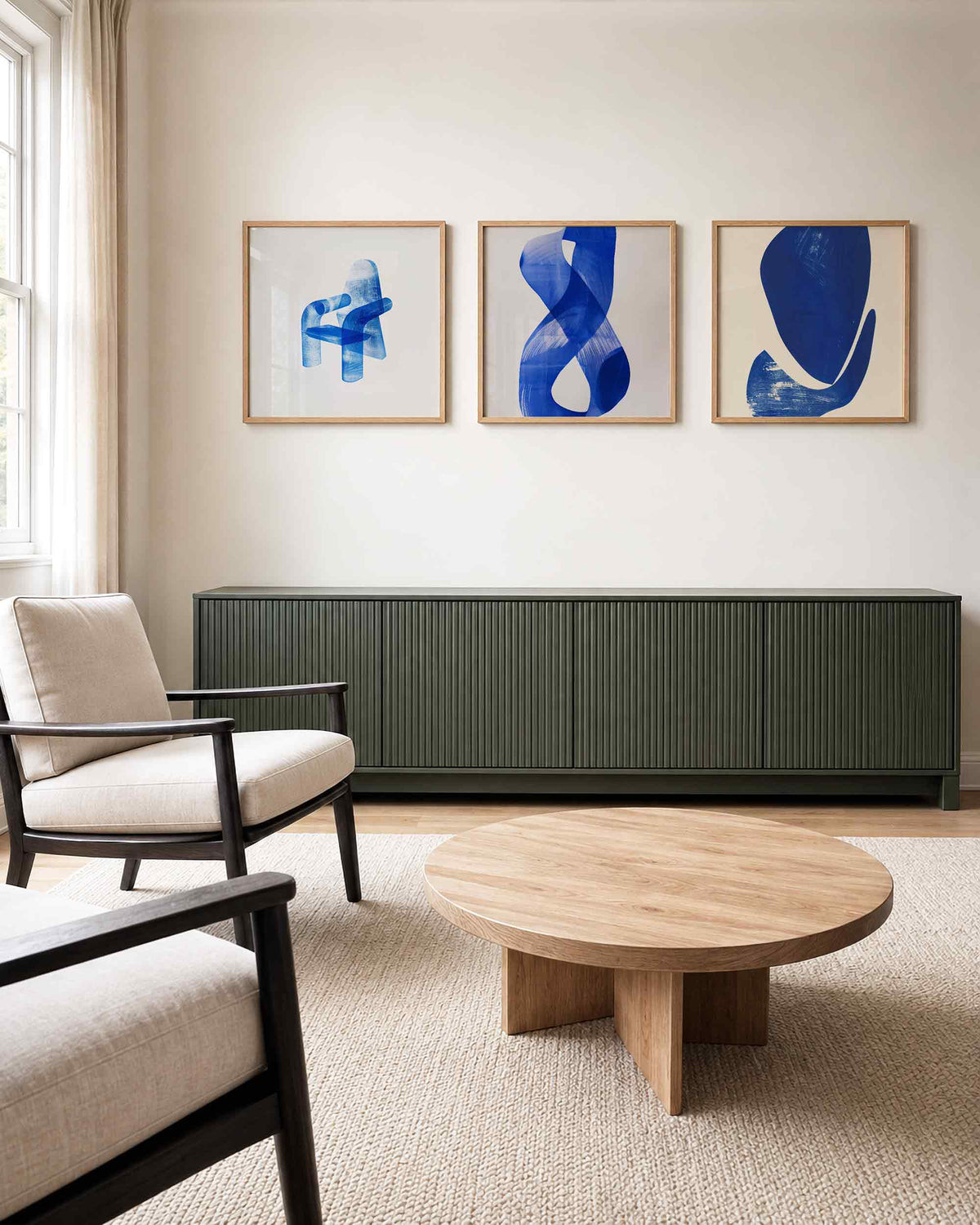 Interieurpresentatie van een driedelige vierkante posterset met blauwe abstracte vormen