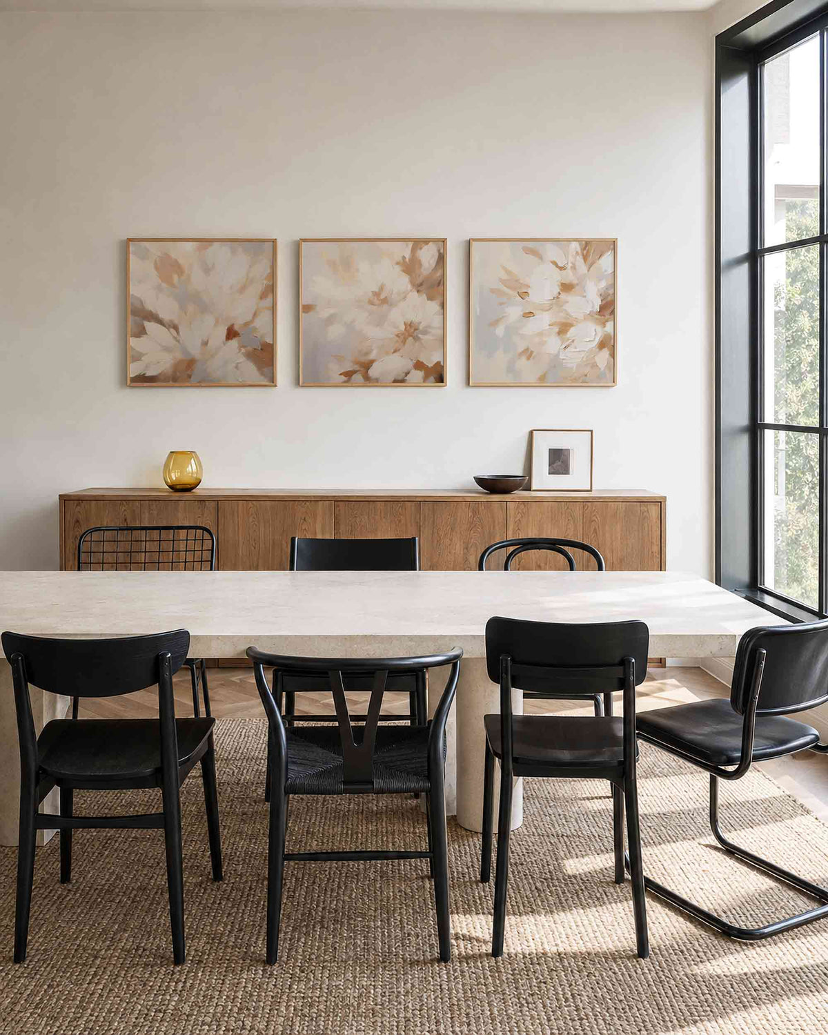 Interieurpresentatie van een driedelige vierkante posterset met abstracte bloemen beige