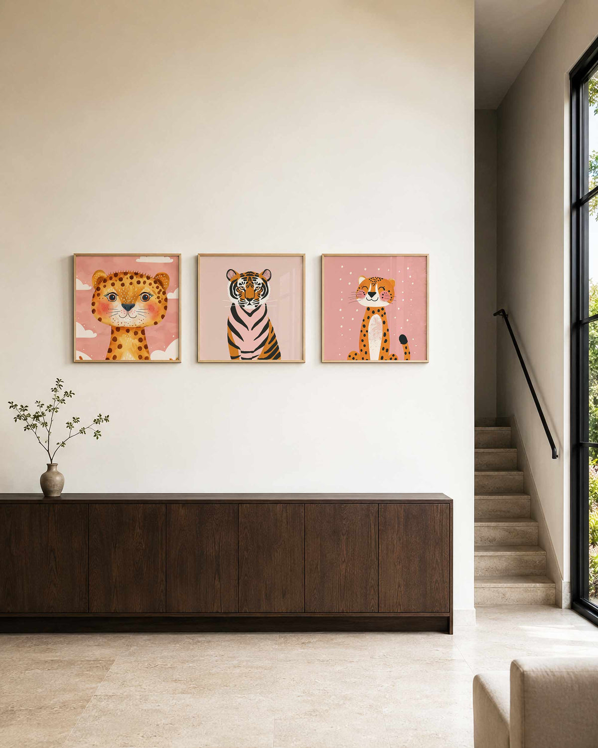 Interieurpresentatie van een driedelige vierkante posterset met tijger en luipaard