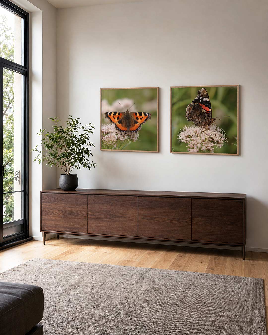 Interieur met vierkant fotografisch tweeluik vlinder boven bloesem – Gerald Emming