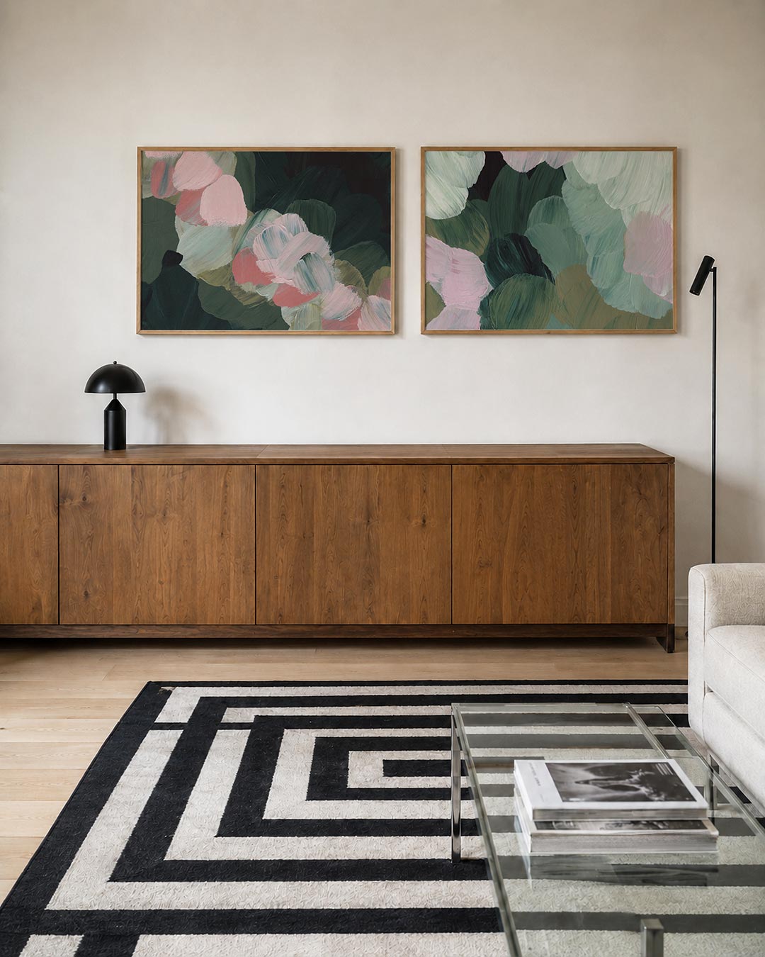 Twee liggende posters met deze tweedelige posterset heeft roze, groene en donkere tinten, aan de muur in een interieur
