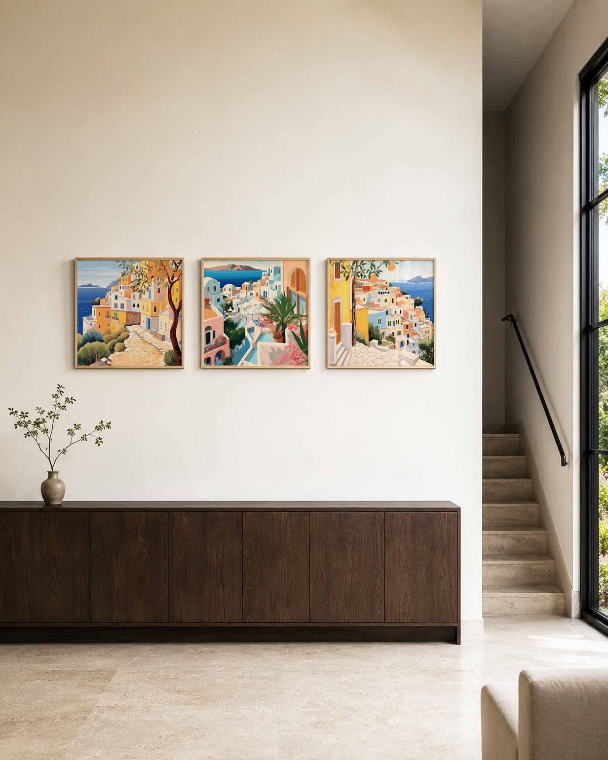 Interieurpresentatie van een driedelige vierkante posterset met mediterrane kustdorpen
