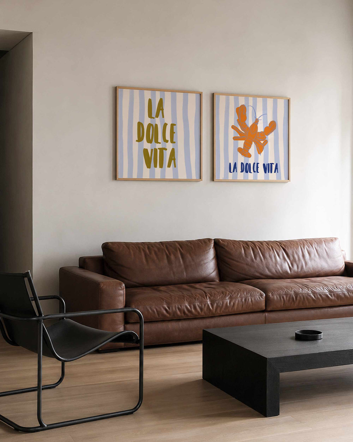 Interieurpresentatie van een tweedelige vierkante posterset met la dolce vita poster set