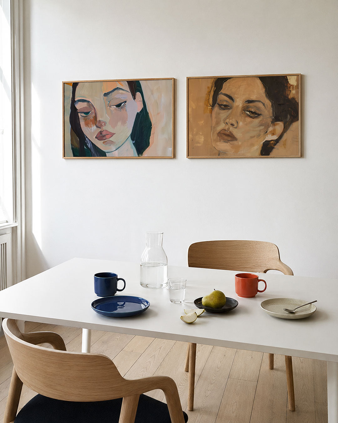 Tweedelige posterset met een gezicht met gedurfde penseelstreken, getoond in een interieur