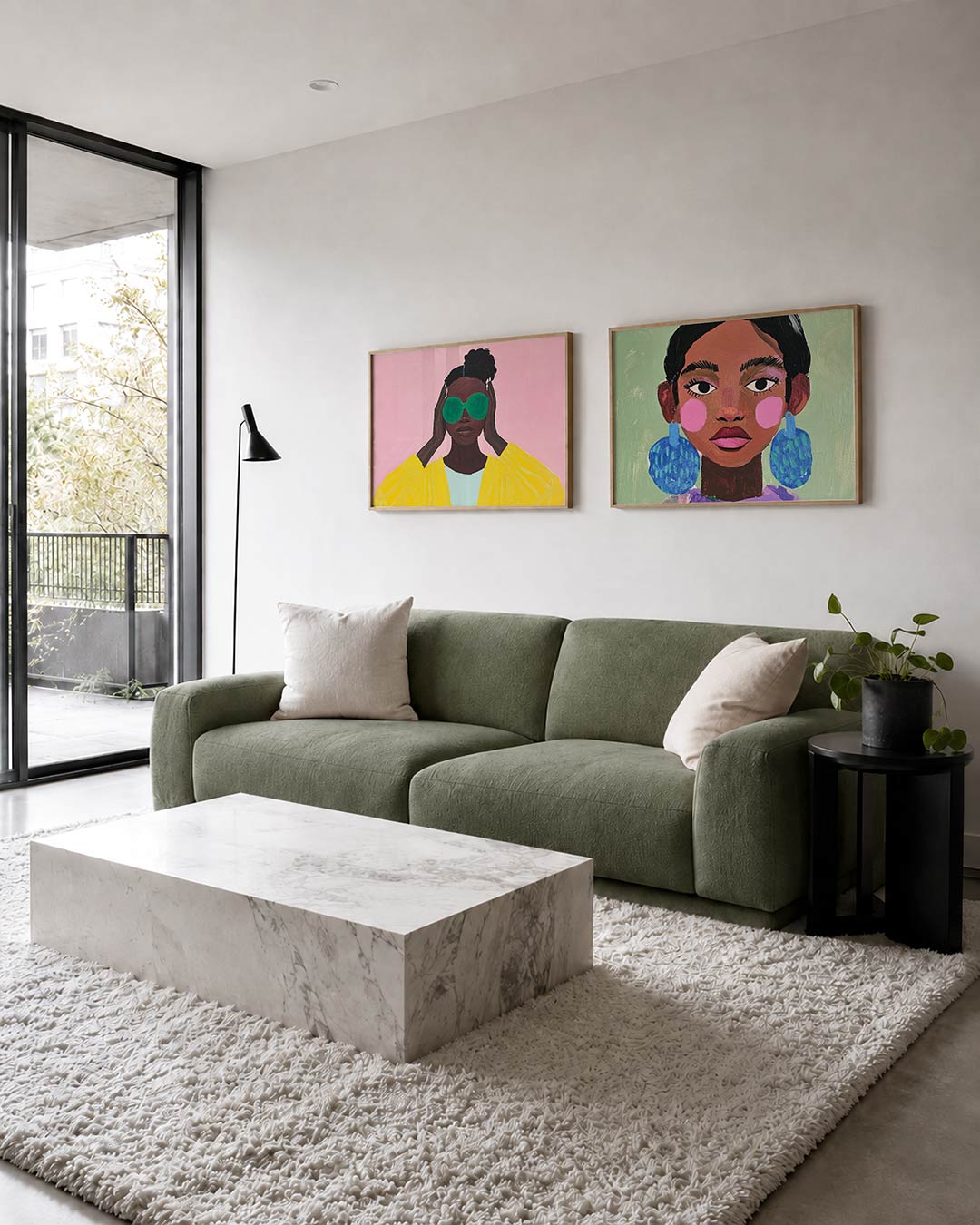 Tweedelige posterset met een vrouw met grote groene brillenglazen en een gele jas, getoond in een interieur