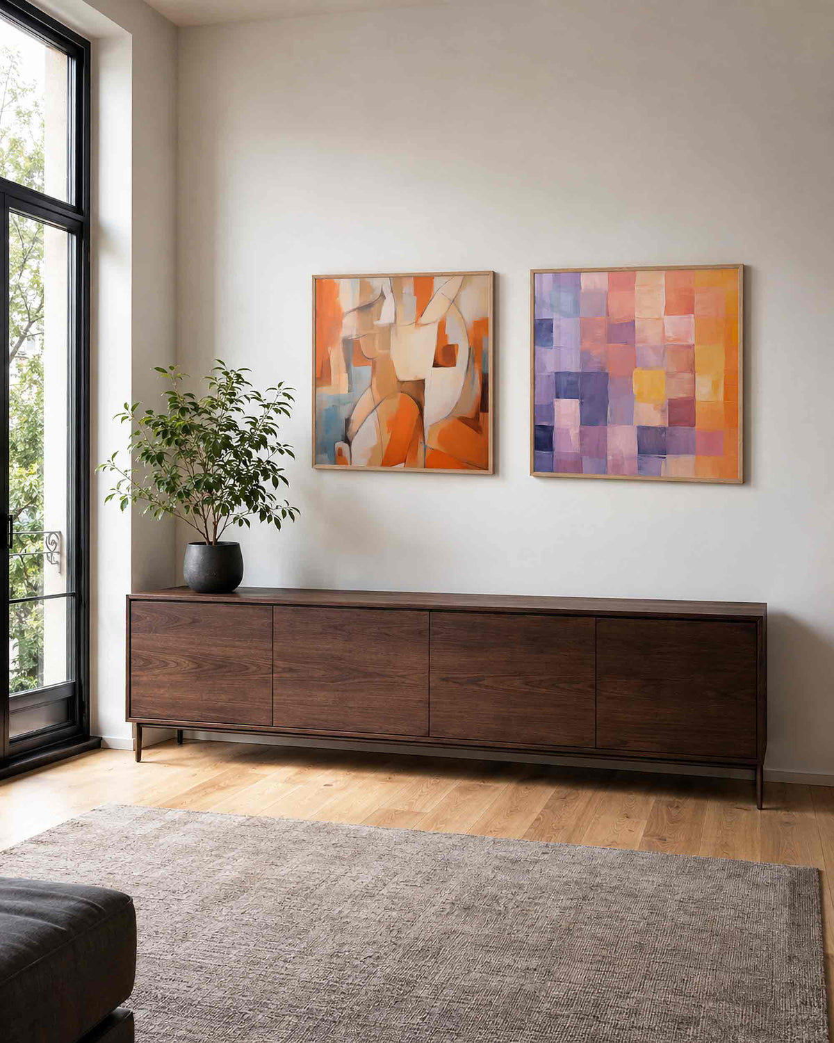 Interieurpresentatie van een tweedelige vierkante posterset met warme vlakken