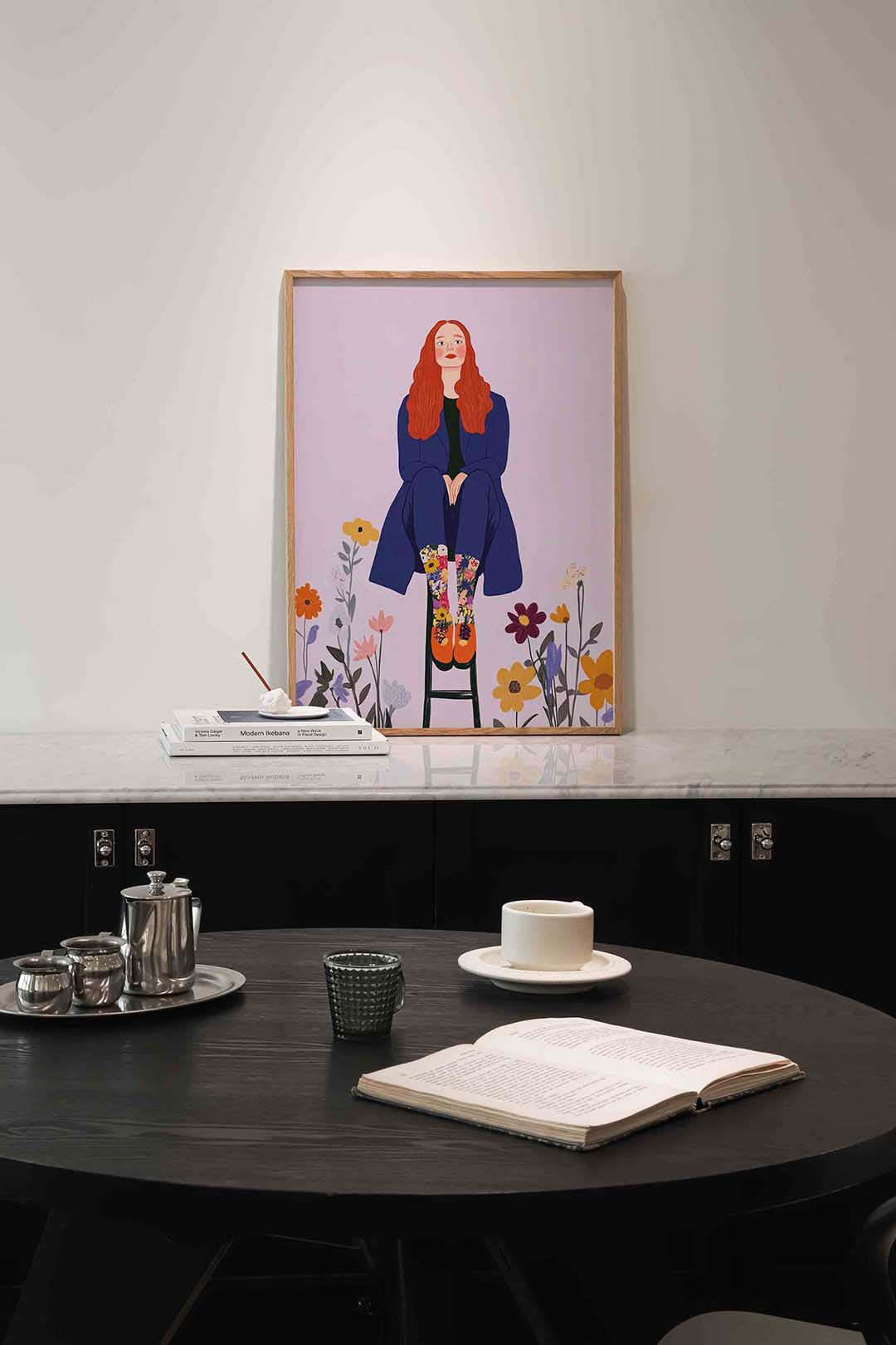 Vrouw op kruk met bloemen Poster