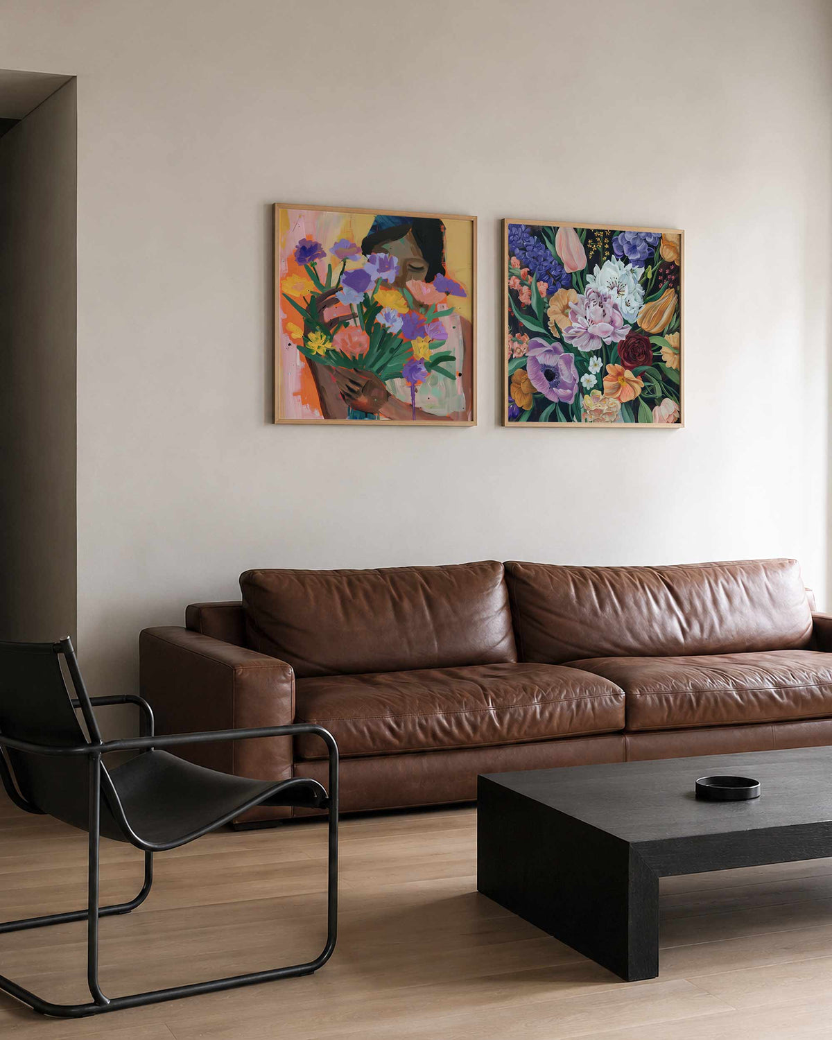 Interieurpresentatie van een tweedelige vierkante posterset met vrouw met bloemen