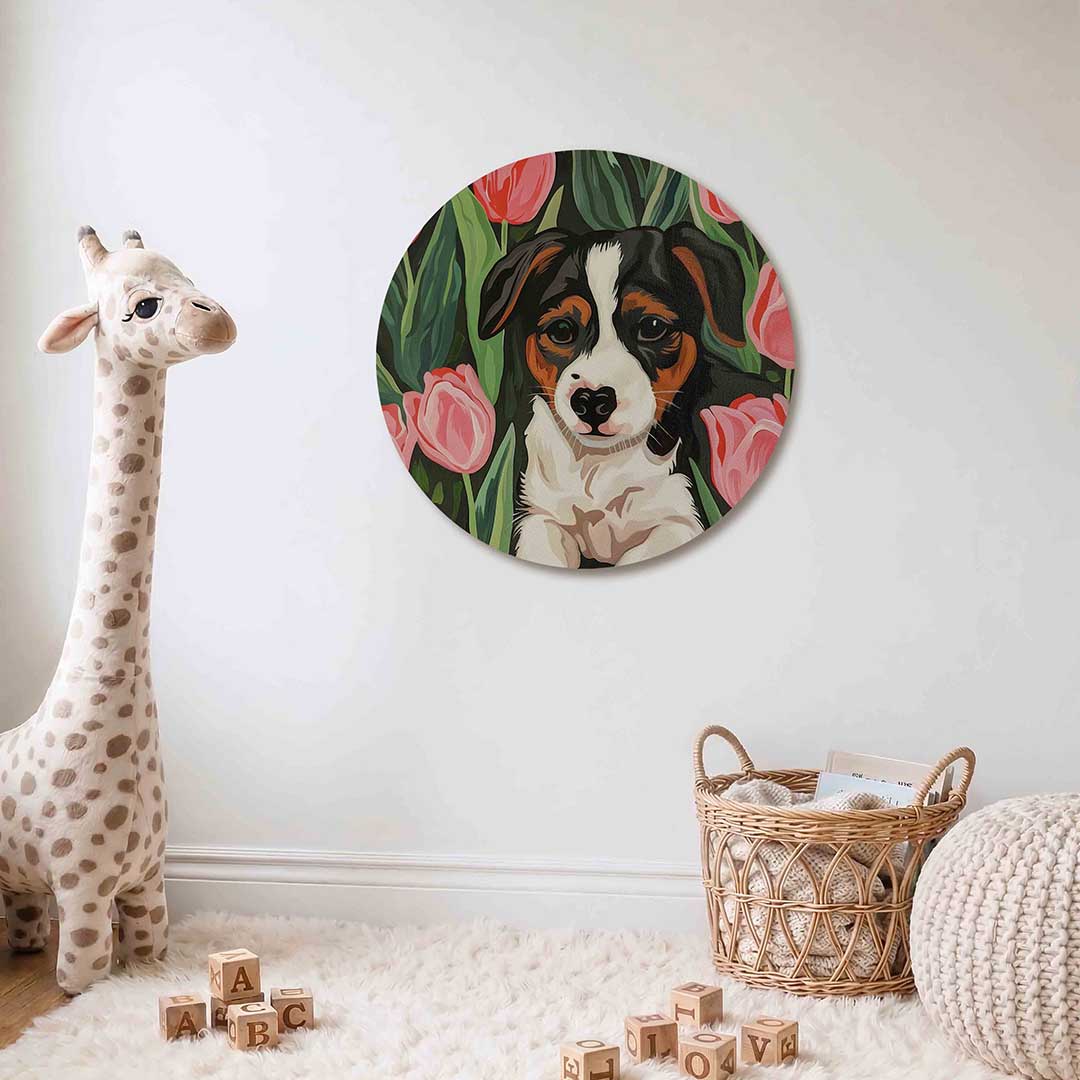 Hond tussen tulpen Muurcirkel