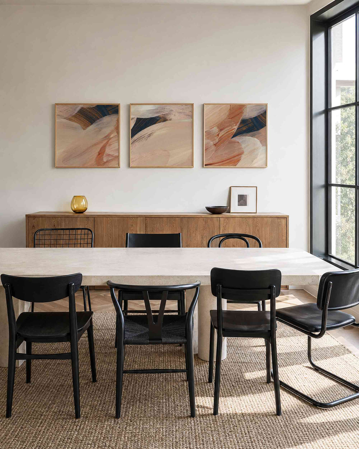 Interieurpresentatie van een driedelige vierkante posterset met abstracte aardetinten