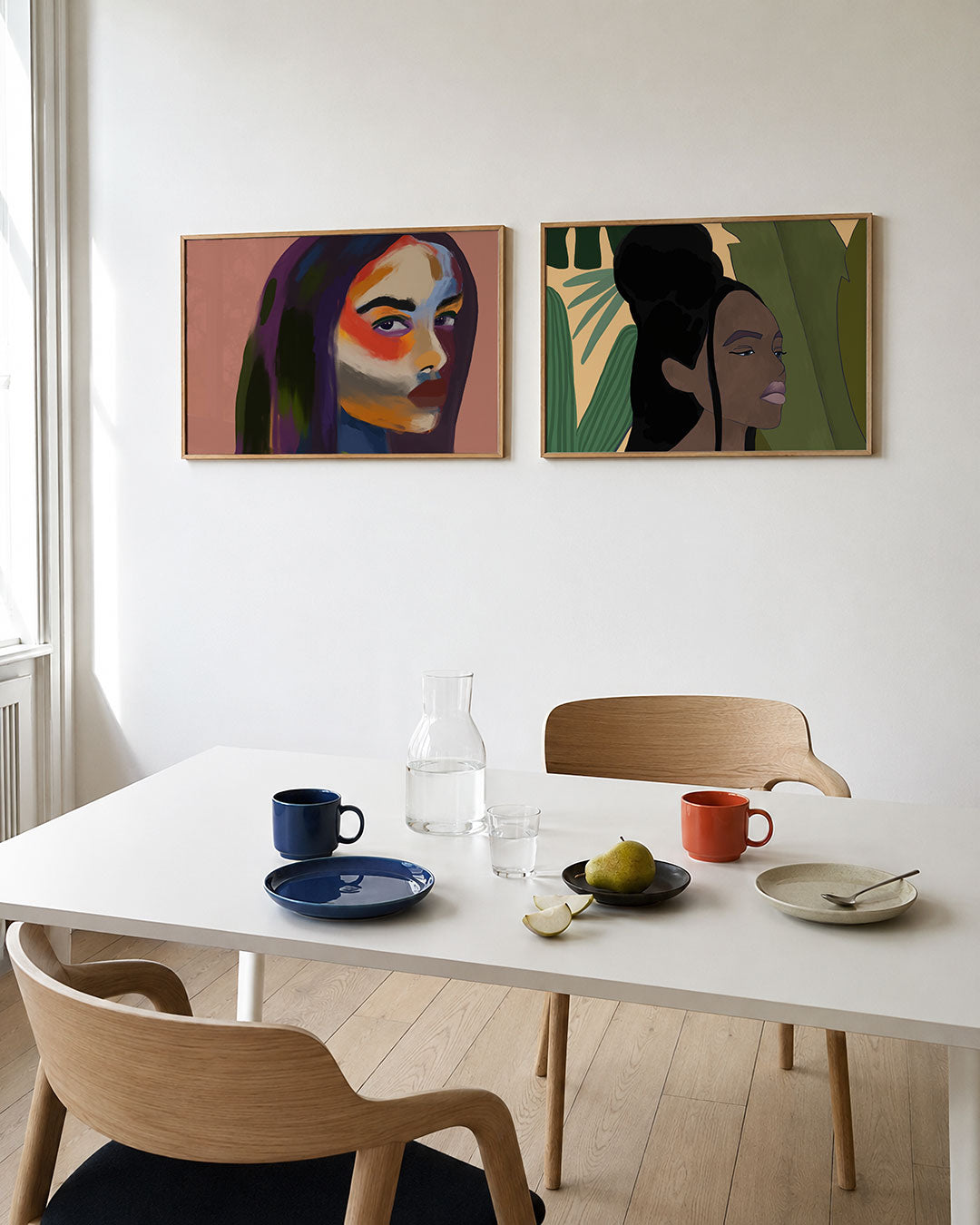 Twee liggende posters met een gezicht met levendige kleurvlakken, aan de muur in een interieur