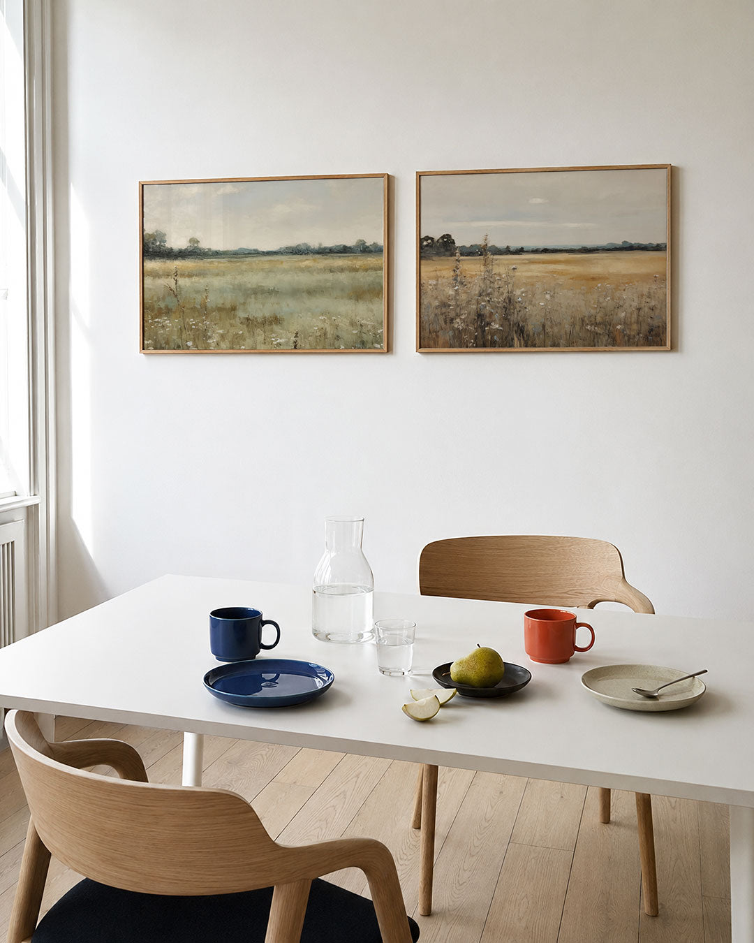 Tweedelige posterset met zachte kleuren en wazige lijnen, getoond in een interieur