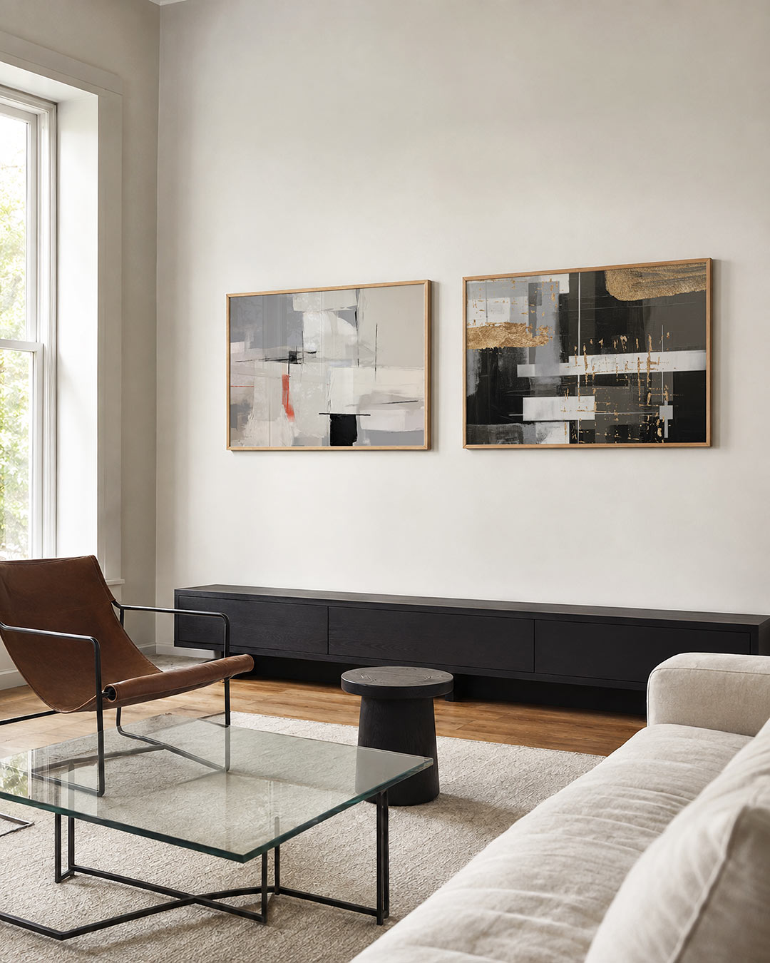 Tweedelige posterset met grijze en witte kleurvlakken, getoond in een interieur