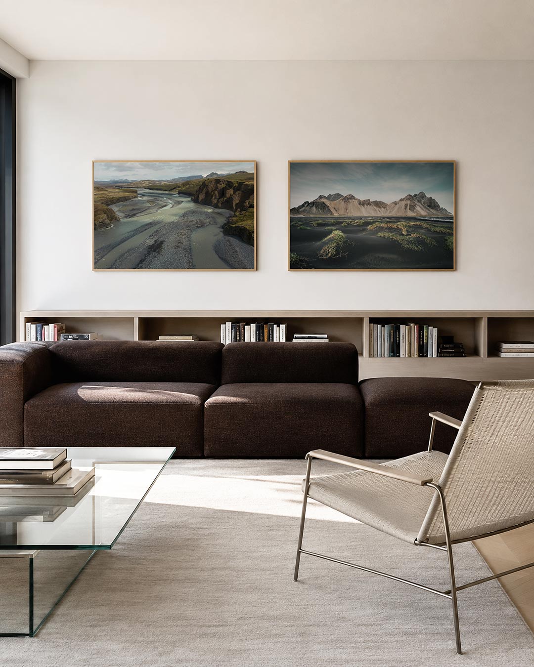 Interieur met liggend fotografisch tweeluik rivieren van ruw land – Gerald Emming