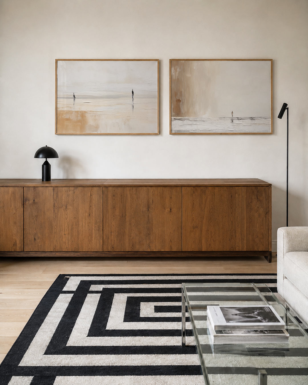 Tweedelige posterset met zachte overgangen van beige naar wit, met fijne verticale accenten, getoond in een interieur