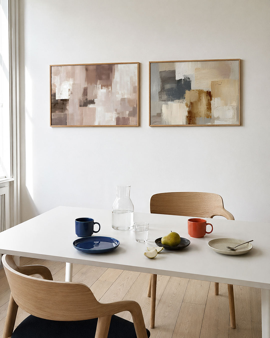 Twee liggende posters met rechthoekige kleurvlakken in warme beige en bruine tinten, aan de muur in een interieur