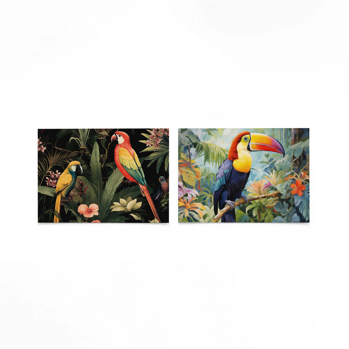 Twee liggende posters met twee kleurrijke vogels tussen groene bladeren en roze bloemen op een gebroken witte achtergrond