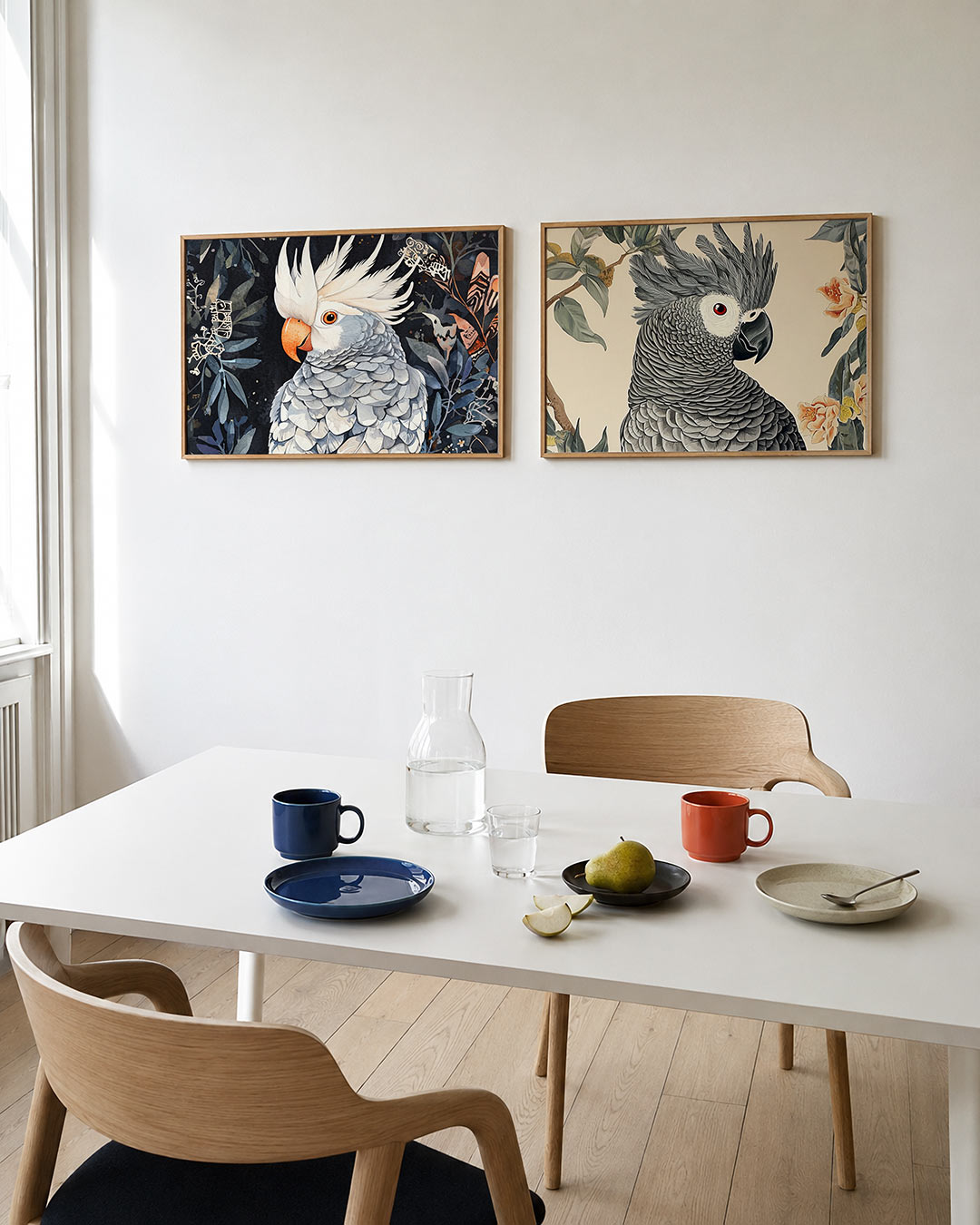 Tweedelige posterset met een levendige papegaai met een oranje snavel en witte kuif, getoond in een interieur