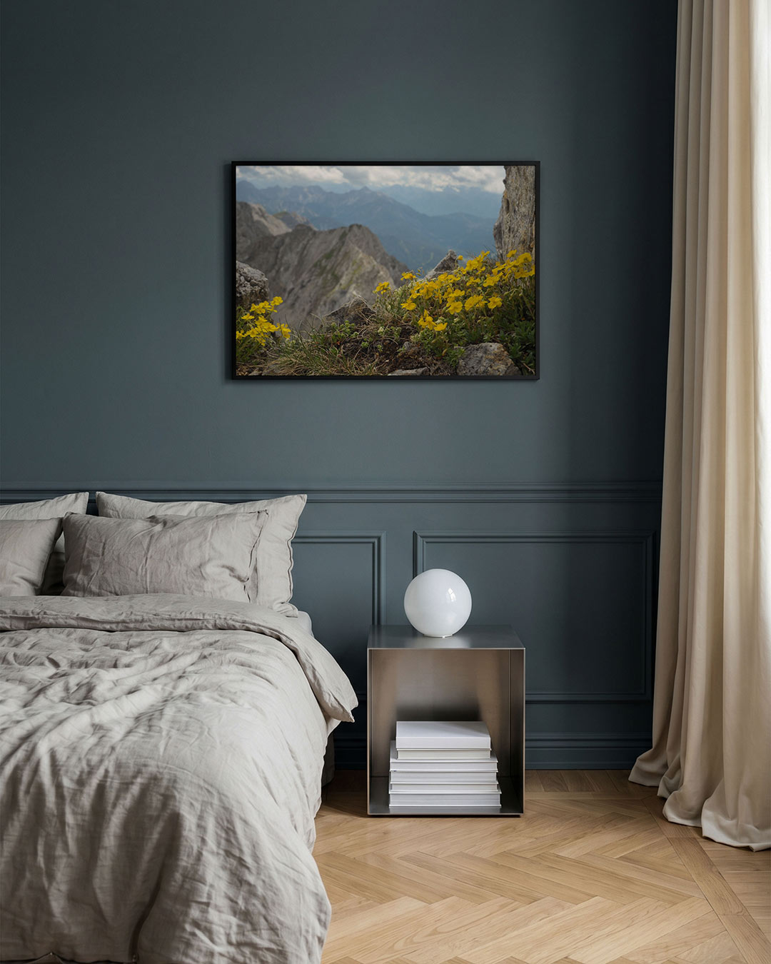 Berglandschap met bloemen Poster