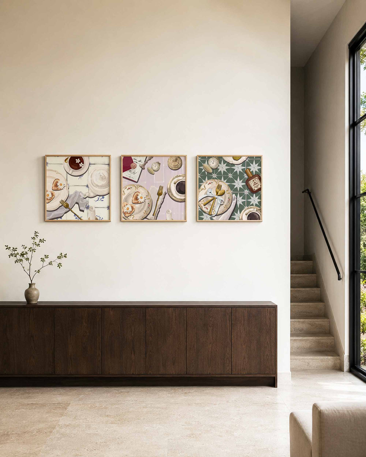 Interieurpresentatie van een driedelige vierkante posterset met ontbijttafel stilleven