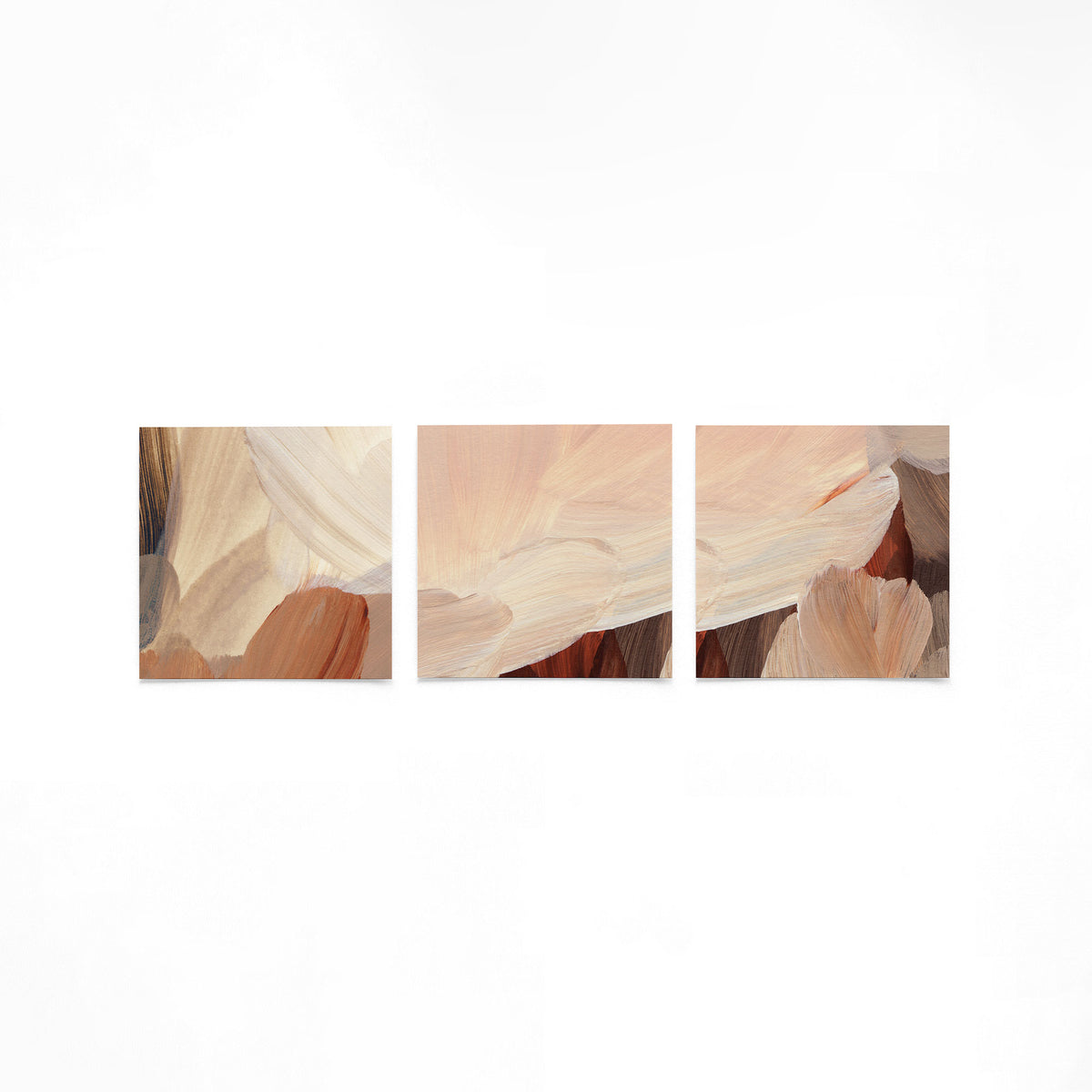 Drie vierkante posters met warme abstracte vormen op een gebroken witte achtergrond