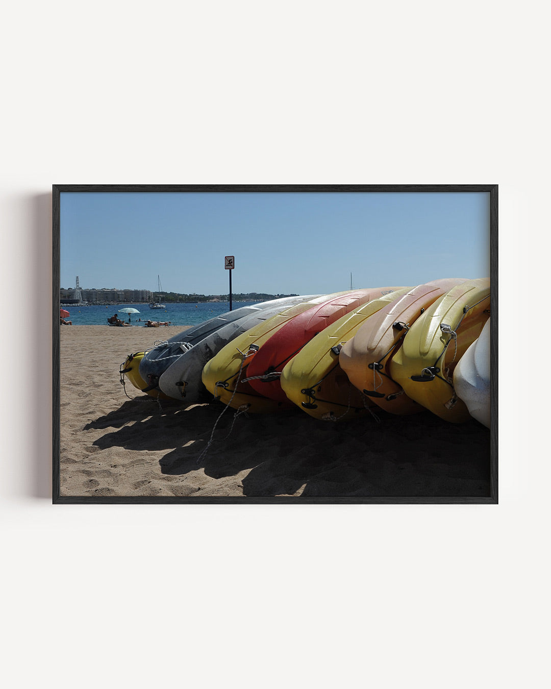 Kleurrijke kajaks op strand Poster